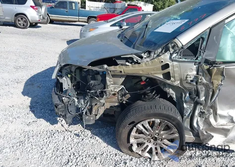 2015 Toyota Sienna Xle 8 Passenger z USA, uszkodzony, nr VIN 5TDYK3DC4FS681031